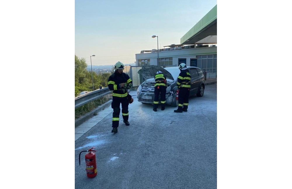 FOTO: Dobrovoľní hasiči mesta Prešov počas zastávky na benzínke v Zamarovciach uhasili horiace auto, foto 6