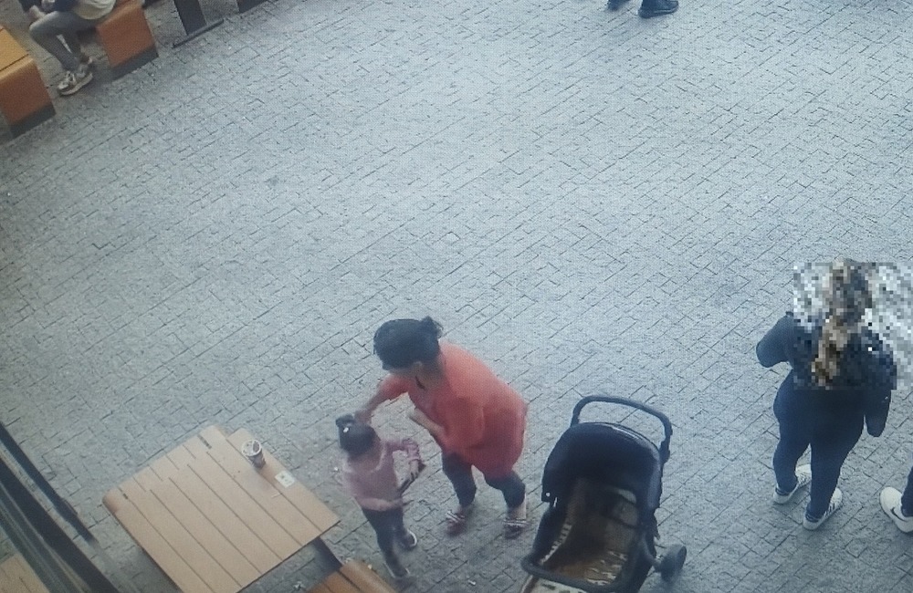 FOTO: Prešovskí policajti objasňujú krádež telefónu pri obchodnom centre. Poznáte ženu na fotografiách?, foto 6