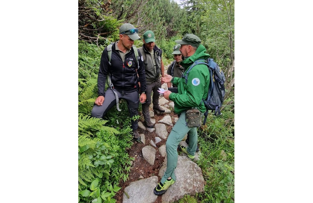FOTO: Strážcovia národných parkov si počas víkendu posvietili na turistov pohybujúcich sa mimo značených chodníkov, foto 1