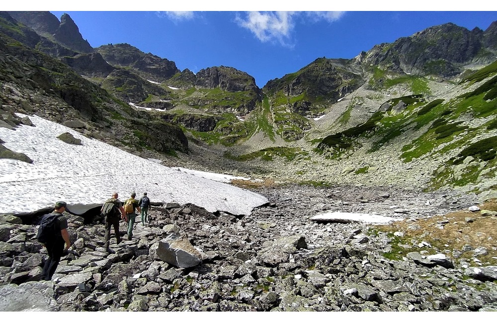 FOTO: Strážcovia národných parkov si počas víkendu posvietili na turistov pohybujúcich sa mimo značených chodníkov, foto 2