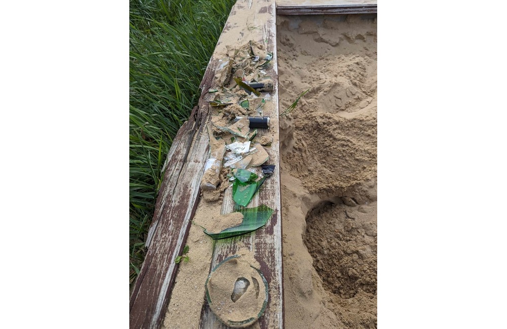 FOTO: Matka dvojročného syna našla počas hry v pieskovisku kusy skla, foto 1