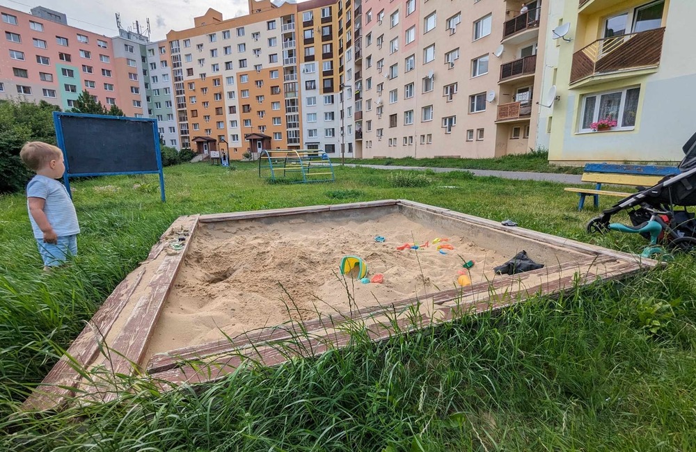 FOTO: Matka dvojročného syna našla počas hry v pieskovisku kusy skla, foto 2