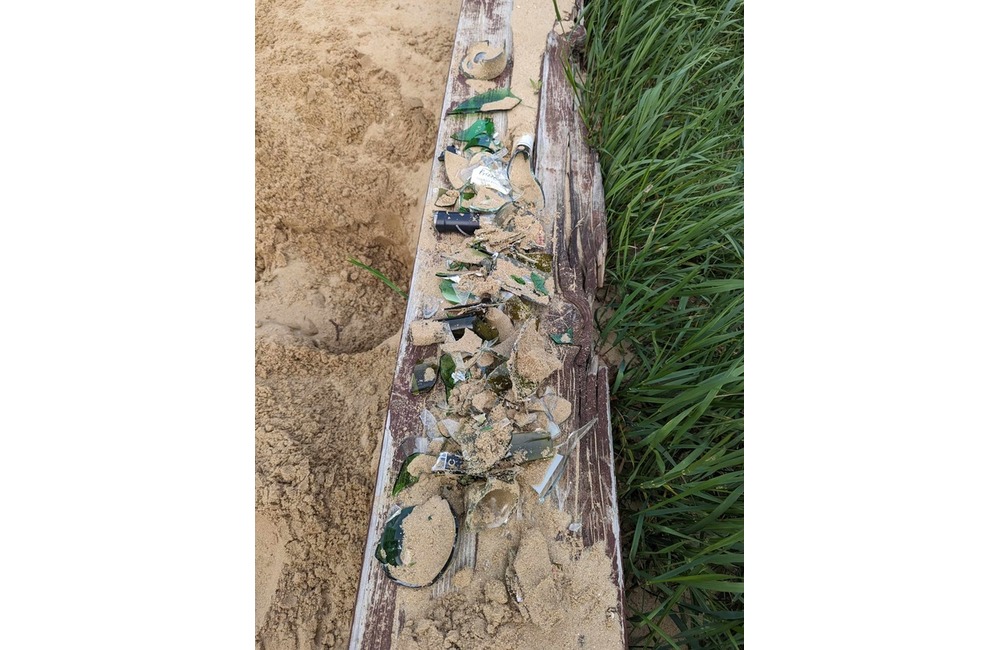 FOTO: Matka dvojročného syna našla počas hry v pieskovisku kusy skla, foto 4