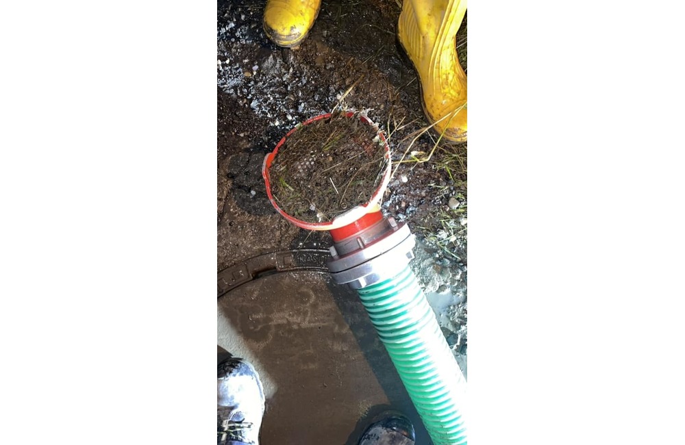 FOTO: Po búrke došlo k zatopeniu cesty v prešovskej mestskej časti Kúty. Pomáhali dobrovoľní hasiči, foto 3