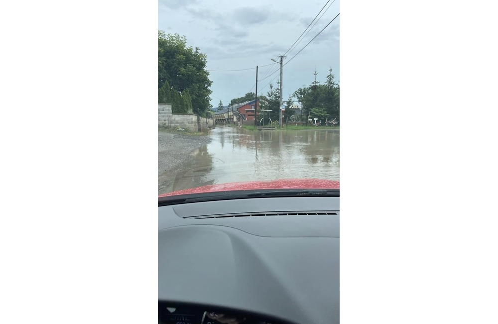 FOTO: Po búrke došlo k zatopeniu cesty v prešovskej mestskej časti Kúty. Pomáhali dobrovoľní hasiči, foto 5