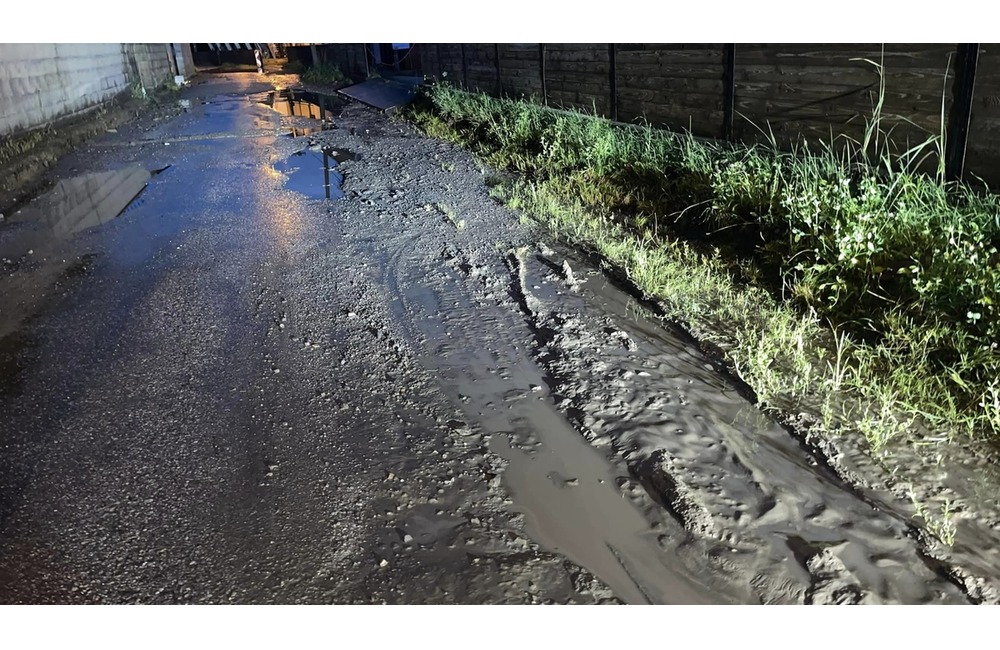 FOTO: Po búrke došlo k zatopeniu cesty v prešovskej mestskej časti Kúty. Pomáhali dobrovoľní hasiči, foto 6