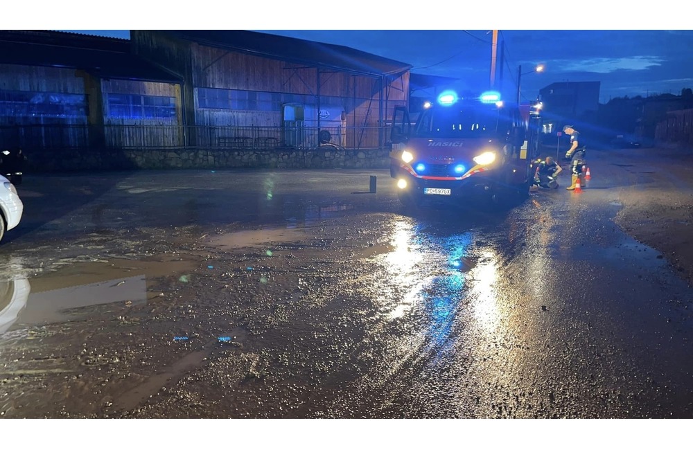 FOTO: Po búrke došlo k zatopeniu cesty v prešovskej mestskej časti Kúty. Pomáhali dobrovoľní hasiči, foto 7