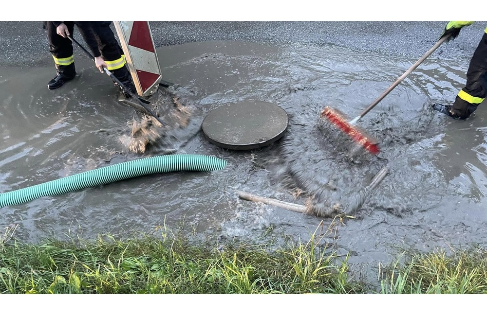FOTO: Po búrke došlo k zatopeniu cesty v prešovskej mestskej časti Kúty. Pomáhali dobrovoľní hasiči, foto 8