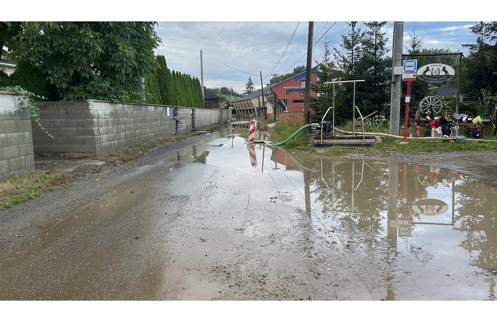 FOTO: Po búrke došlo k zatopeniu cesty v prešovskej mestskej časti Kúty. Pomáhali dobrovoľní hasiči, foto 9