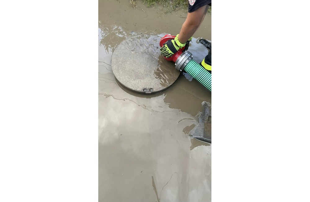 FOTO: Po búrke došlo k zatopeniu cesty v prešovskej mestskej časti Kúty. Pomáhali dobrovoľní hasiči, foto 10
