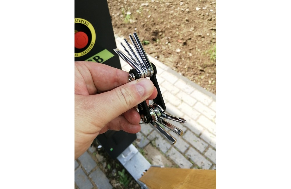 FOTO: Z nového cykloprístreška v Sabinove zmizla koncovka na nabíjanie aj súprava údržbových kľúčov, foto 3
