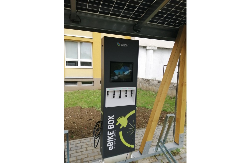 FOTO: Z nového cykloprístreška v Sabinove zmizla koncovka na nabíjanie aj súprava údržbových kľúčov, foto 4