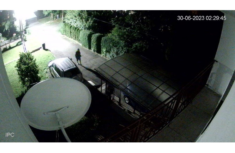 FOTO: Polícia pátra po totožnosti osoby na kamerových záznamoch. Poznáte ju? , foto 3