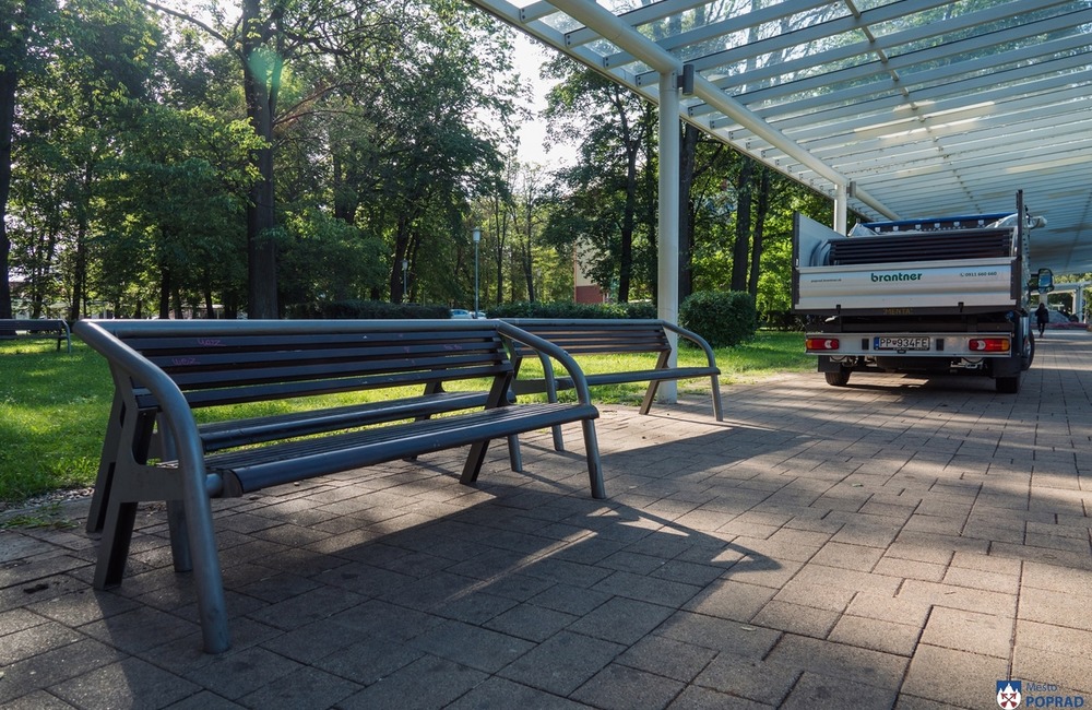 FOTO: Z parku pri železničnej stanici v Poprade odstránili väčšinu lavičiek, foto 2