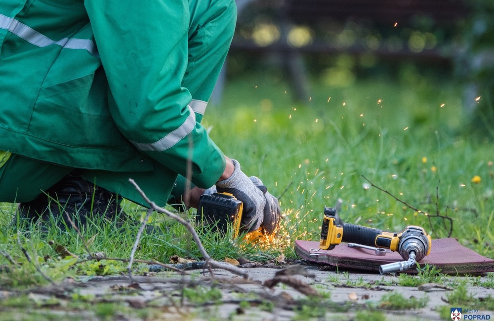 FOTO: Z parku pri železničnej stanici v Poprade odstránili väčšinu lavičiek, foto 5