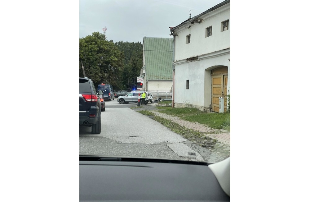FOTO: Vo Veľkej Lomnici došlo k dopravnej nehode. V úseku sa tvorili kolóny, foto 1