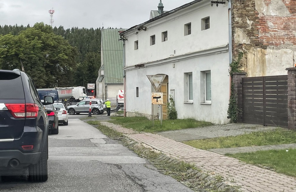 FOTO: Vo Veľkej Lomnici došlo k dopravnej nehode. V úseku sa tvorili kolóny, foto 4