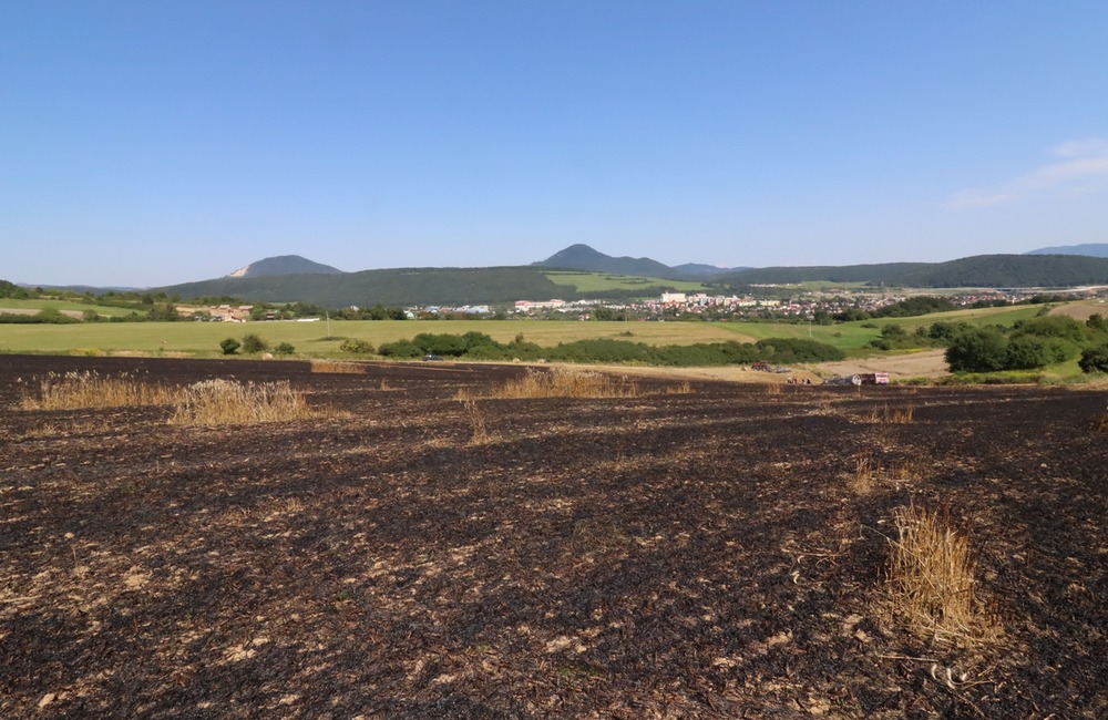 FOTO: Požiar traktora vo Veľkom Šariši, ktorý zlikvidoval 8 hektárov poľa, foto 1