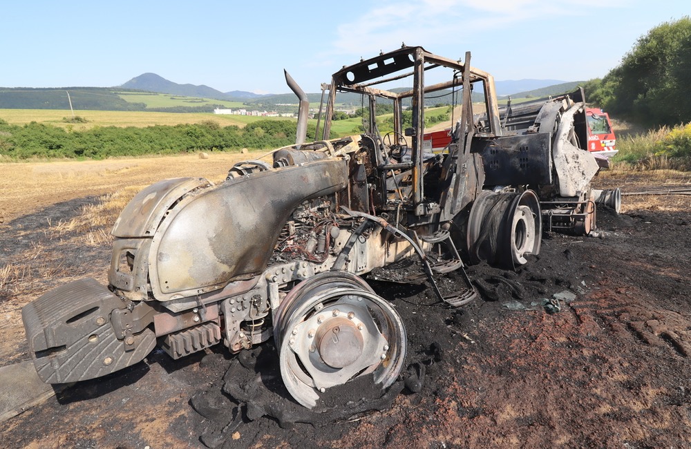 FOTO: Požiar traktora vo Veľkom Šariši, ktorý zlikvidoval 8 hektárov poľa, foto 3