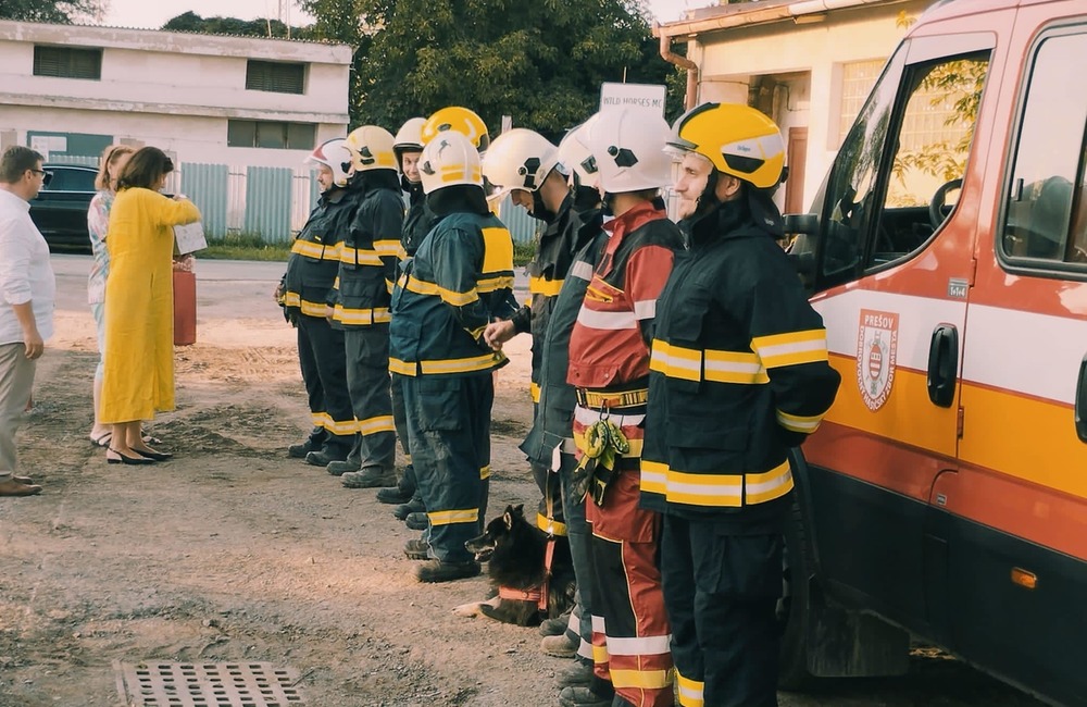 FOTO: Prešovských hasičov prekvapila rakúska veľvyslankyňa. Okresné riaditeľstvo navštívila už po tretíkrát , foto 2