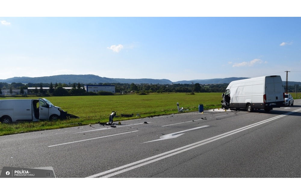 FOTO: Na ceste od Stročína do Rakovčíka sa zrazilo nákladné auto s osobným. Vodičom nezistili alkohol v krvi, foto 1