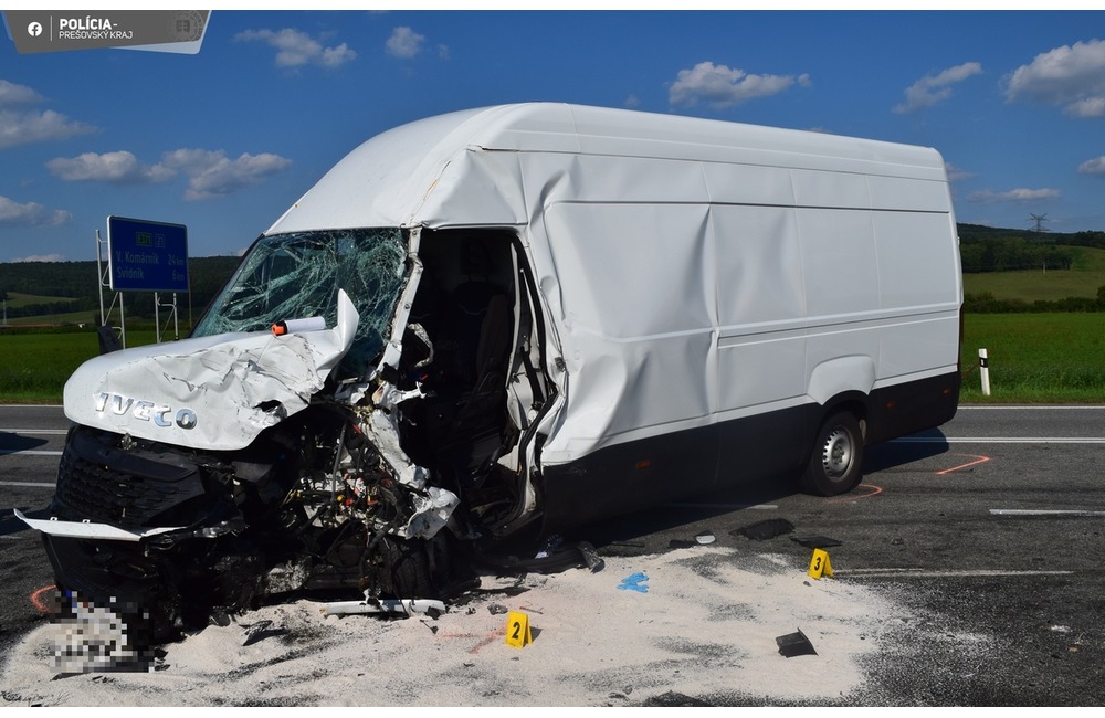 FOTO: Na ceste od Stročína do Rakovčíka sa zrazilo nákladné auto s osobným. Vodičom nezistili alkohol v krvi, foto 2