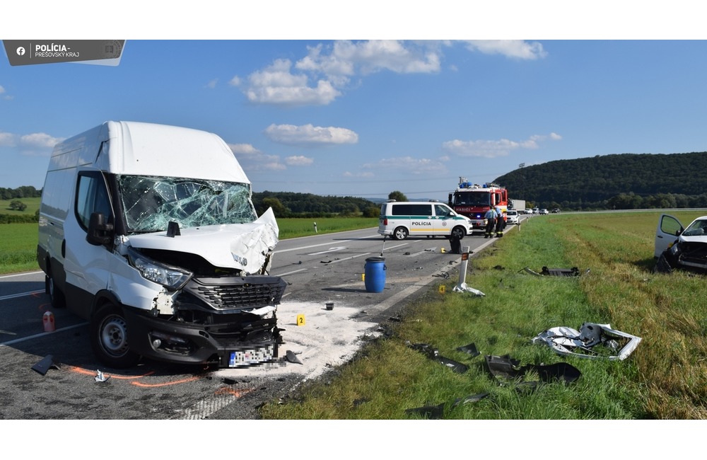 FOTO: Na ceste od Stročína do Rakovčíka sa zrazilo nákladné auto s osobným. Vodičom nezistili alkohol v krvi, foto 3