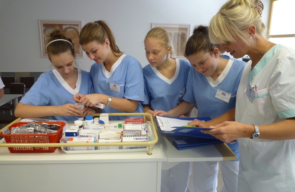 FOTO: Dve zdravotnícke školy z Prešova a Popradu získali ocenenie za používanie modelu CAF, foto 1