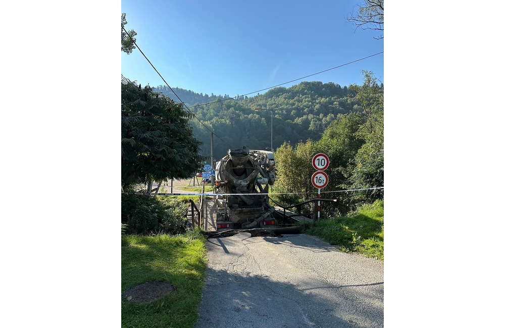 FOTO: V Levočskej doline sa pod nákladným autom prepadol most, foto 1