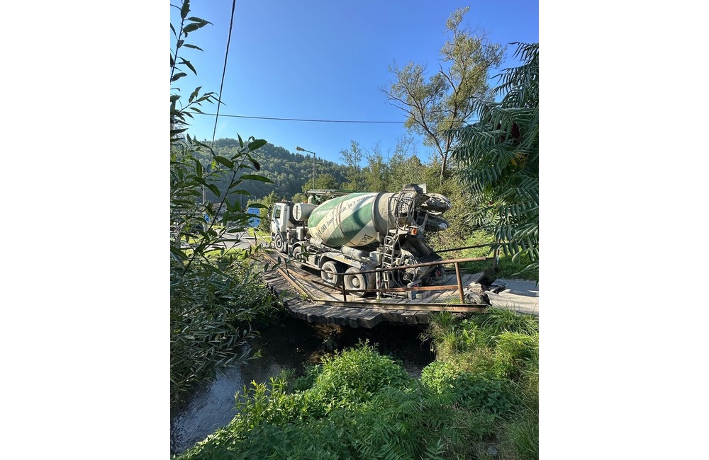 FOTO: V Levočskej doline sa pod nákladným autom prepadol most, foto 2