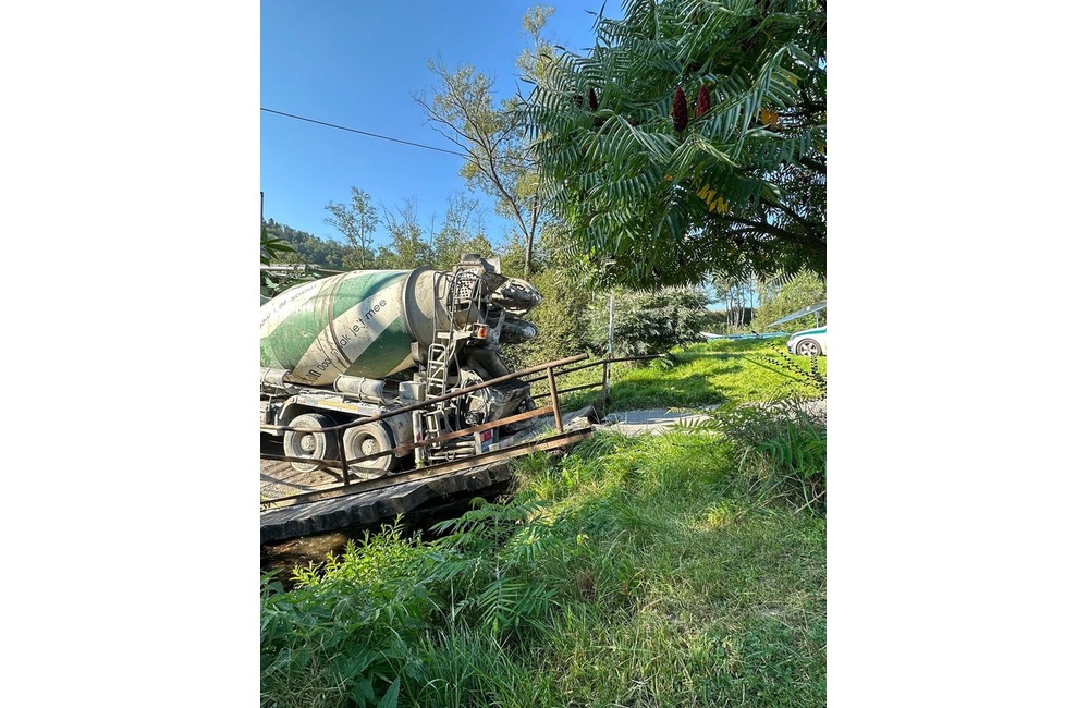 FOTO: V Levočskej doline sa pod nákladným autom prepadol most, foto 3