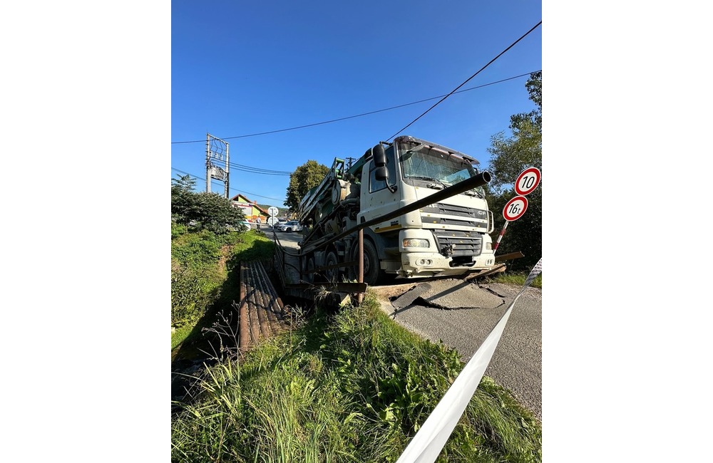 FOTO: V Levočskej doline sa pod nákladným autom prepadol most, foto 4