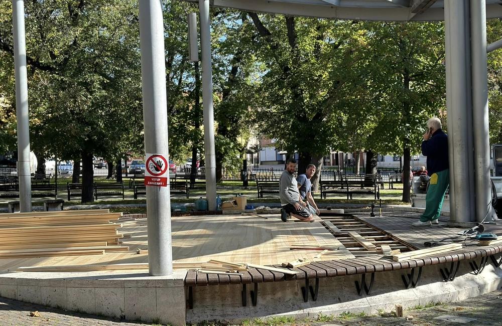 FOTO: Altánok v levočskom parku bude mať novú palubovku. Mesto nechce riskovať zranenie budúcich účinkujúcich, foto 1