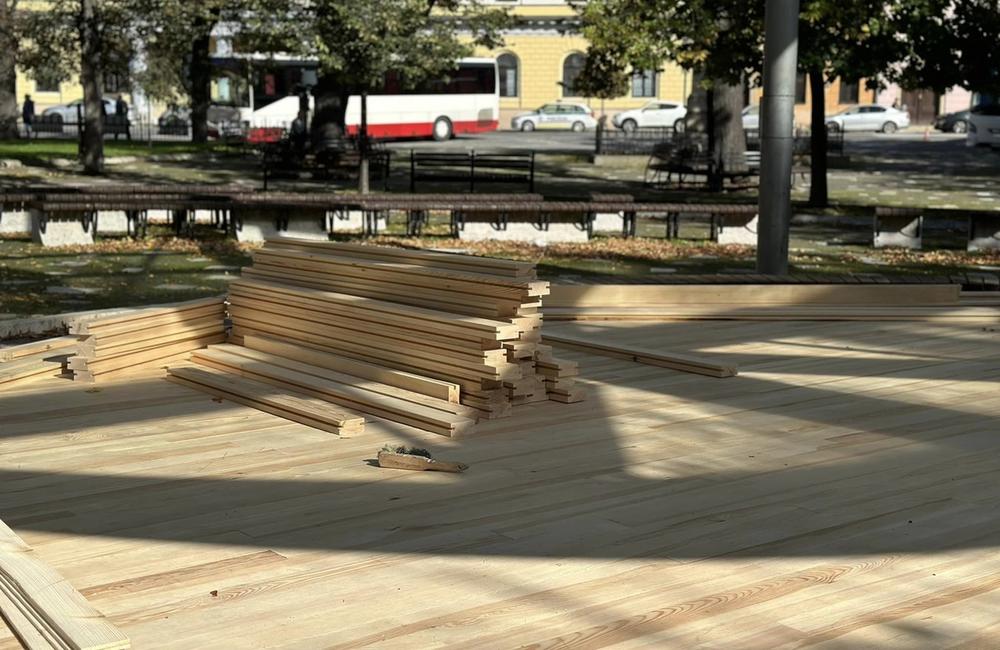 FOTO: Altánok v levočskom parku bude mať novú palubovku. Mesto nechce riskovať zranenie budúcich účinkujúcich, foto 3