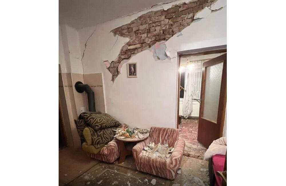 FOTO: Hasiči Prešovského kraja zasahovali po zemetrasení sedemkrát. Najviac zničené domy boli v obci Ďapalovce, foto 1