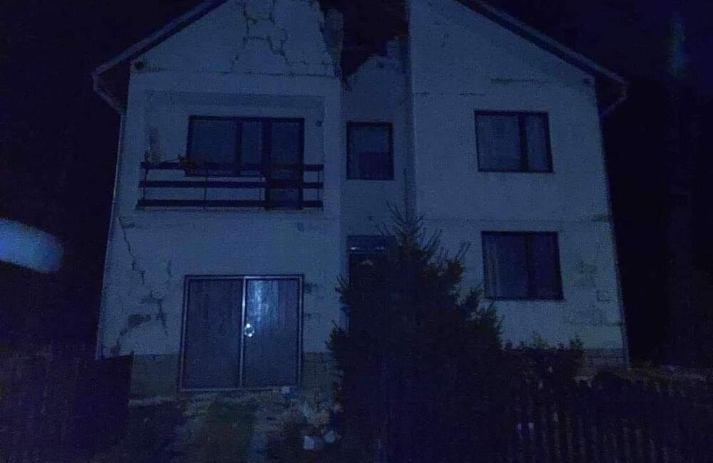 FOTO: Hasiči Prešovského kraja zasahovali po zemetrasení sedemkrát. Najviac zničené domy boli v obci Ďapalovce, foto 2