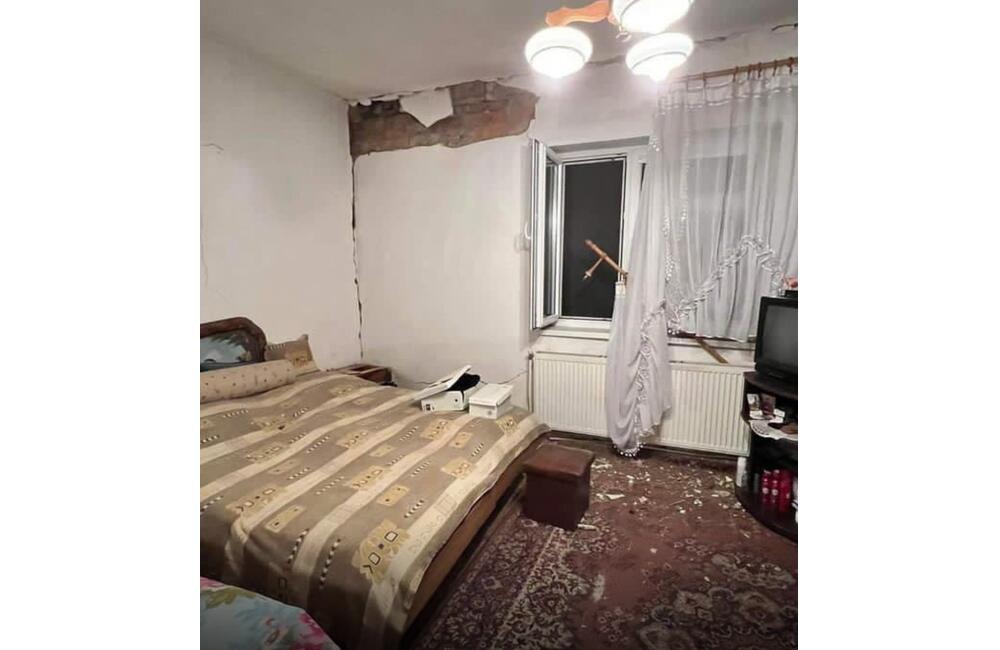 FOTO: Hasiči Prešovského kraja zasahovali po zemetrasení sedemkrát. Najviac zničené domy boli v obci Ďapalovce, foto 4