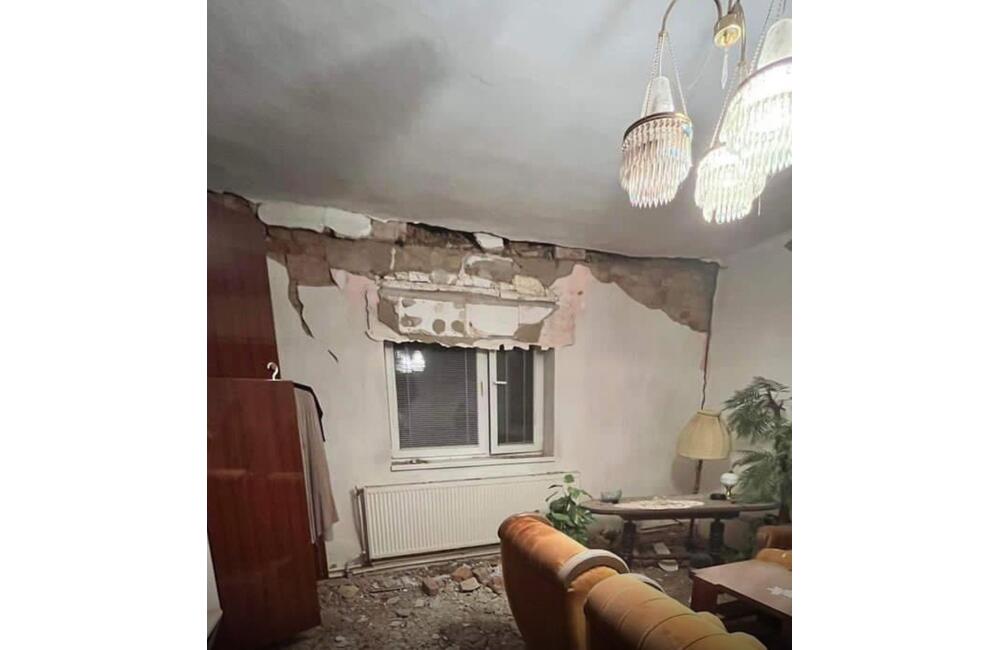 FOTO: Hasiči Prešovského kraja zasahovali po zemetrasení sedemkrát. Najviac zničené domy boli v obci Ďapalovce, foto 5
