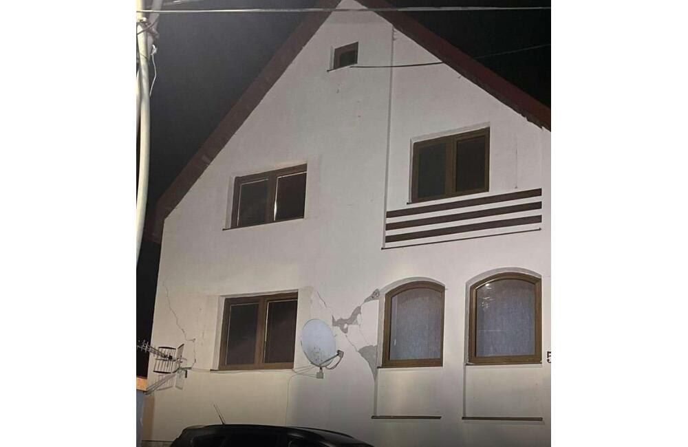 FOTO: Hasiči Prešovského kraja zasahovali po zemetrasení sedemkrát. Najviac zničené domy boli v obci Ďapalovce, foto 6