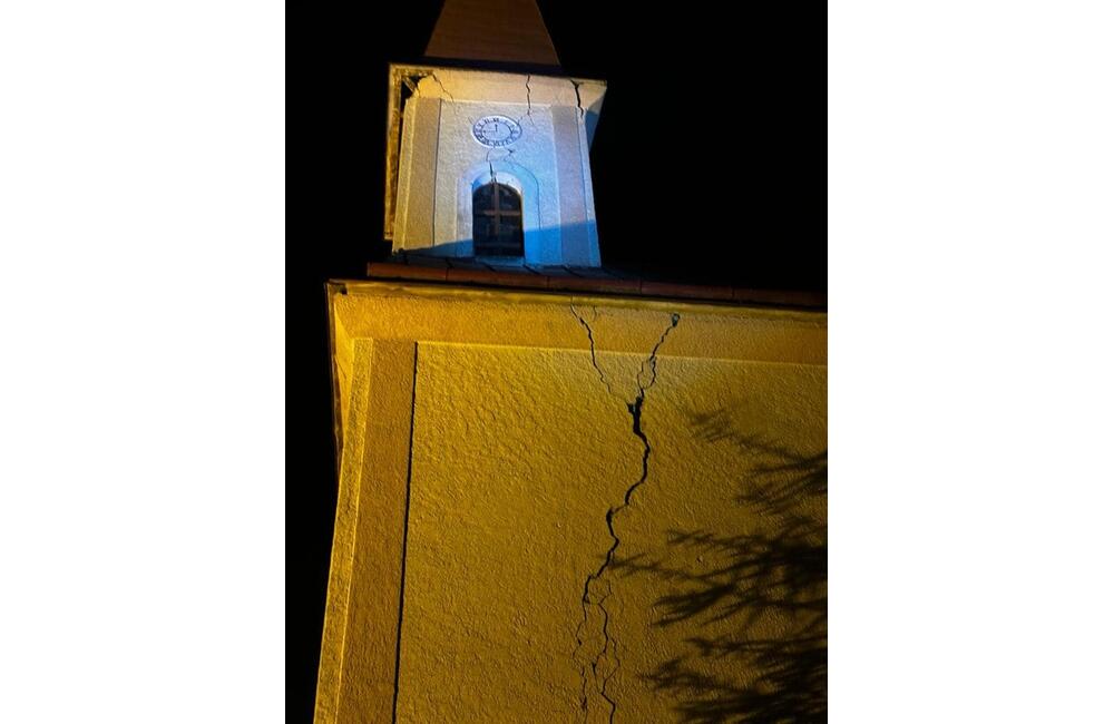 FOTO: Kostoly v Jankovciach a Nižnej Sitnici sa musia zbúrať. Pondelkové zemetrasenie narušilo ich oporné steny, foto 1