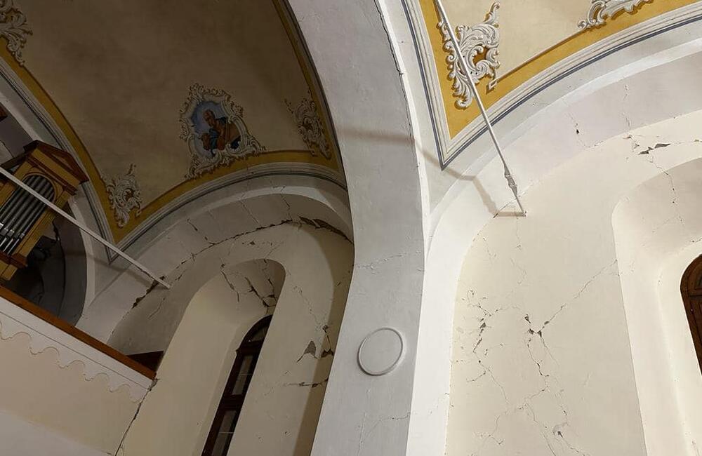 FOTO: Kostoly v Jankovciach a Nižnej Sitnici sa musia zbúrať. Pondelkové zemetrasenie narušilo ich oporné steny, foto 3