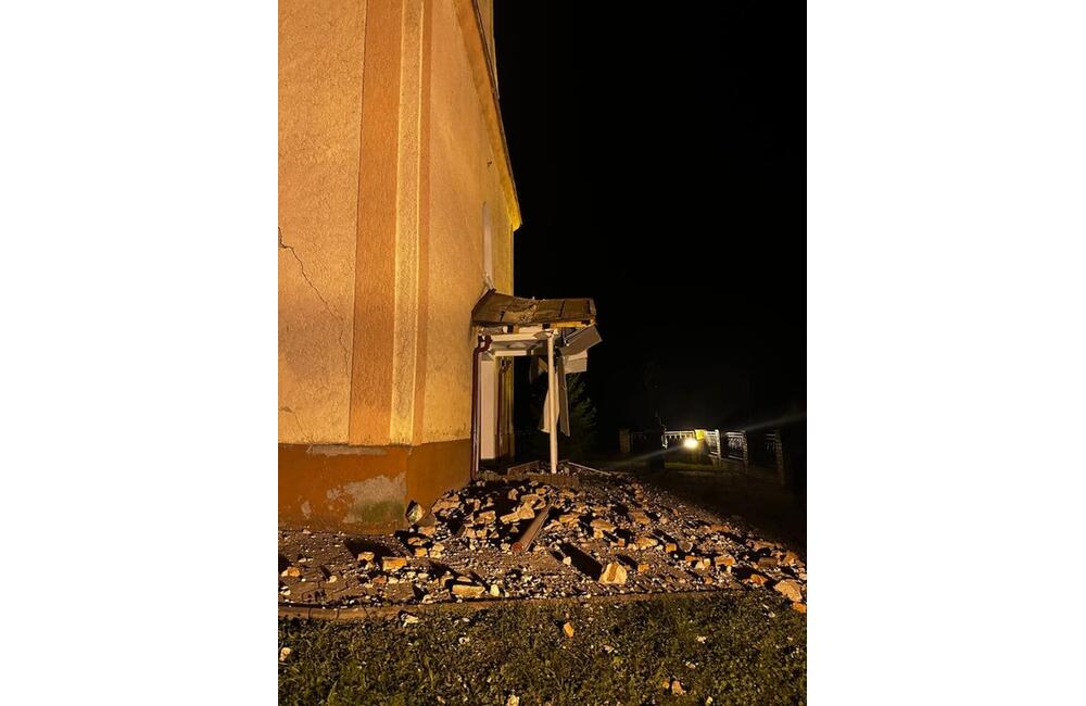 FOTO: Kostoly v Jankovciach a Nižnej Sitnici sa musia zbúrať. Pondelkové zemetrasenie narušilo ich oporné steny, foto 6