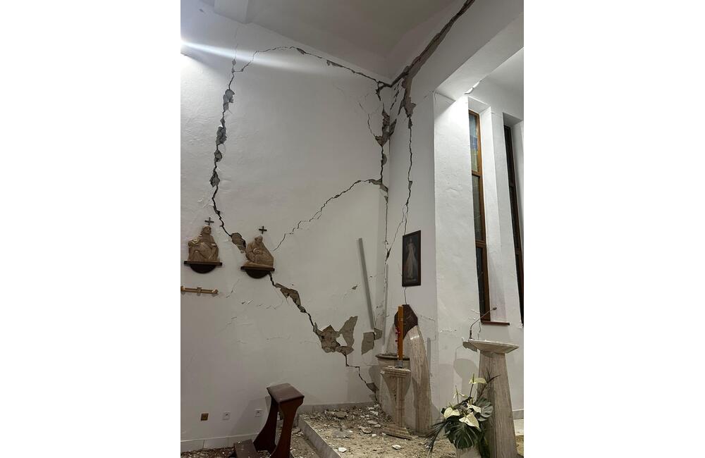 FOTO: Kostoly v Jankovciach a Nižnej Sitnici sa musia zbúrať. Pondelkové zemetrasenie narušilo ich oporné steny, foto 7