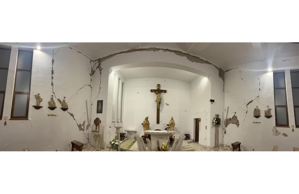 FOTO: Kostoly v Jankovciach a Nižnej Sitnici sa musia zbúrať. Pondelkové zemetrasenie narušilo ich oporné steny, foto 8