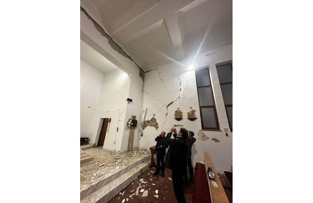 FOTO: Kostoly v Jankovciach a Nižnej Sitnici sa musia zbúrať. Pondelkové zemetrasenie narušilo ich oporné steny, foto 9