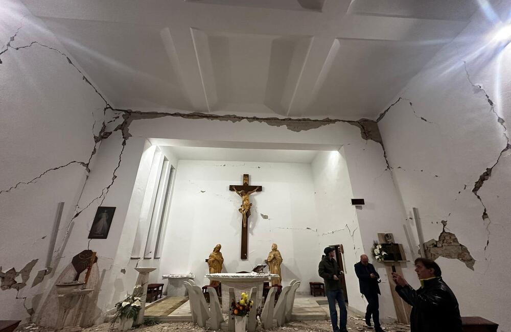 FOTO: Kostoly v Jankovciach a Nižnej Sitnici sa musia zbúrať. Pondelkové zemetrasenie narušilo ich oporné steny, foto 10