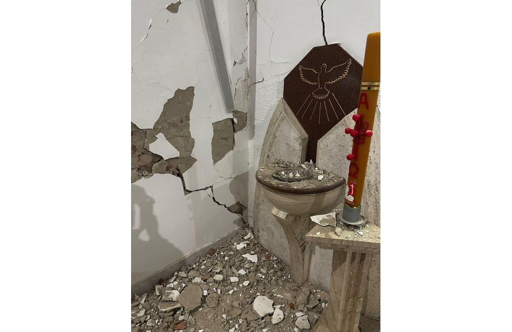 FOTO: Kostoly v Jankovciach a Nižnej Sitnici sa musia zbúrať. Pondelkové zemetrasenie narušilo ich oporné steny, foto 12