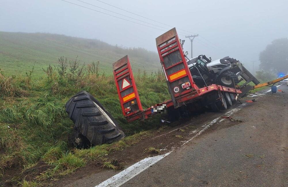 FOTO: Na ceste medzi Kamenicou a Pustým Poľom sa stala vážna nehoda. Vodič traktora s prívesom utrpel ťažké zranenia, foto 1