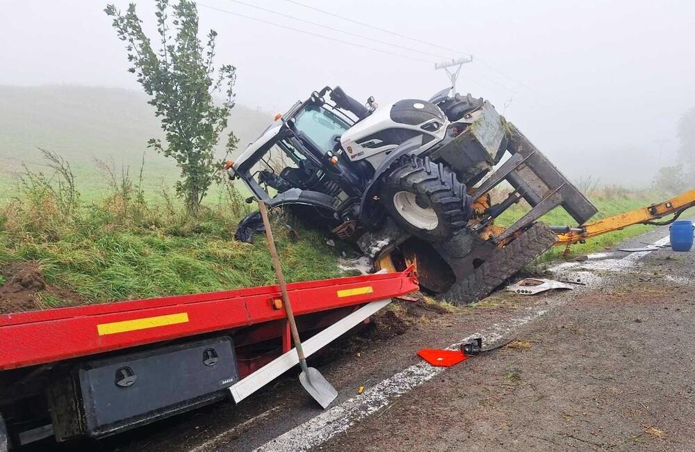 FOTO: Na ceste medzi Kamenicou a Pustým Poľom sa stala vážna nehoda. Vodič traktora s prívesom utrpel ťažké zranenia, foto 2