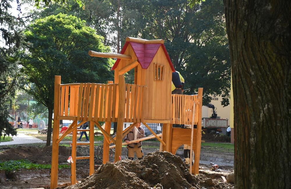 FOTO: Mesto Svidník pomaly dokončuje ihrisko v Agátovom háji, foto 5